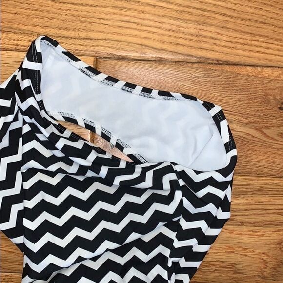 Old Navy one piece striped swimsuit. Size medium - Picture 6 of 6